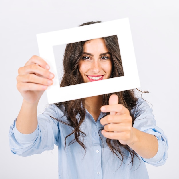 Gratis foto vrouw met frame voor gezicht