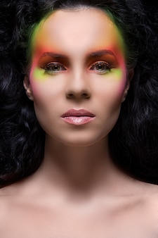 Vrouw met gekleurde make-up