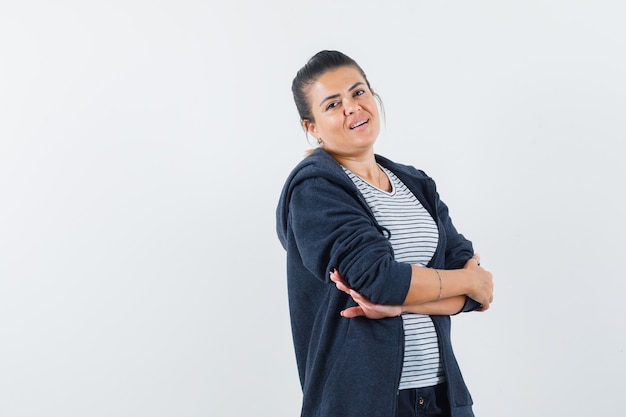 Vrouw met gekruiste armen in t-shirt