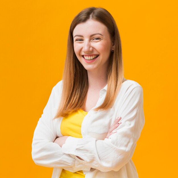 Vrouw met gekruiste armen lachen