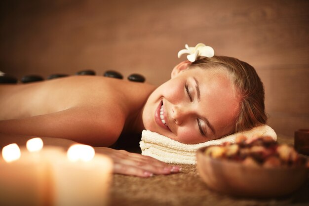 Vrouw met gesloten ogen het ontvangen van hot stone massage