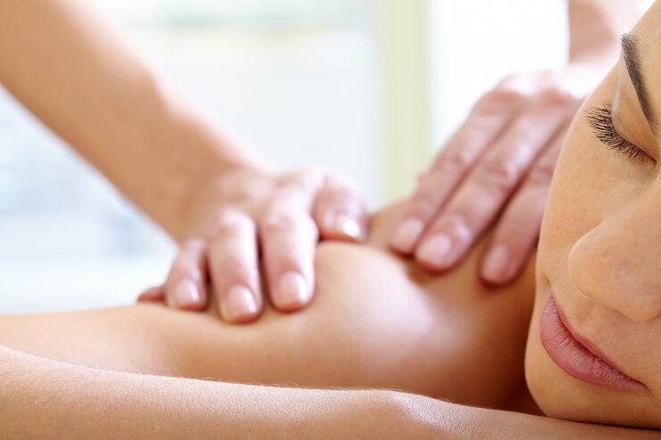 Gratis Foto vrouw met gesloten ogen te genieten van de massage