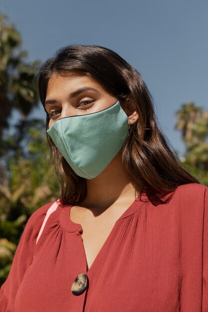 Vrouw met gezichtsmasker buitenshuis