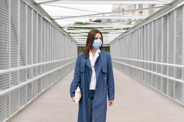 Vrouw met gezichtsmasker medium shot