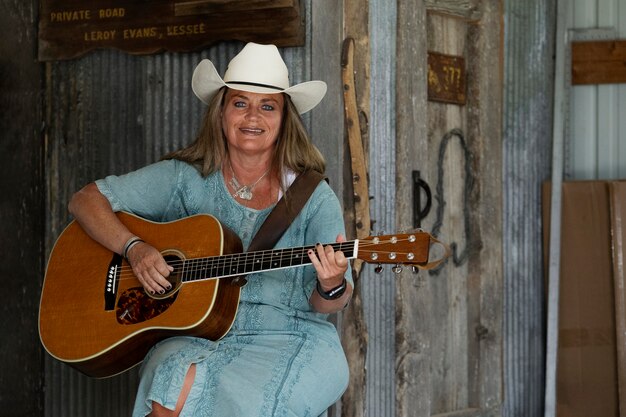 Vrouw met gitaar maakt zich klaar voor countrymuziekconcert