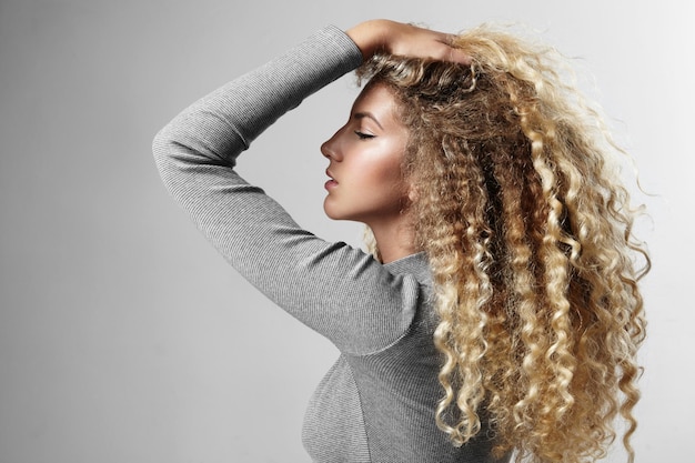 Gratis foto vrouw met groot blond haar