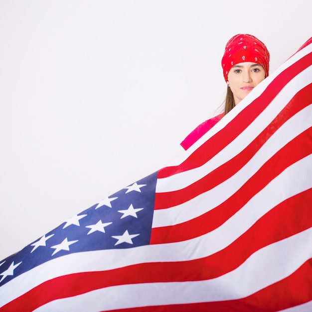 Vrouw met grote amerikaanse vlag