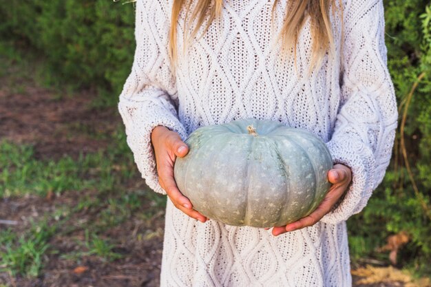 Vrouw met grote pompoen