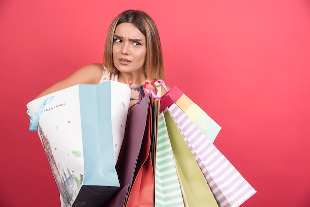 Gratis foto vrouw met haar boodschappentassen.