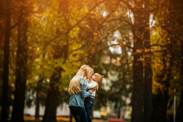 Vrouw met haar dochtertje in de armen