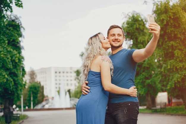 Vrouw met haar echtgenoot in een de zomerpark