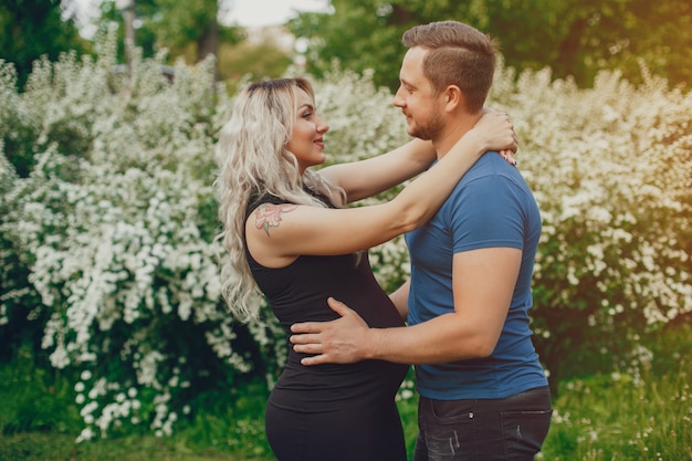 Vrouw met haar echtgenoot in een de zomerpark