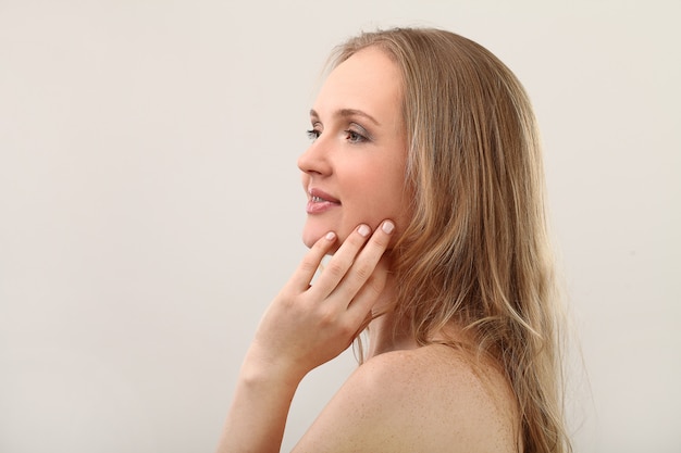 vrouw met haar hand op gezicht