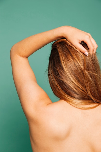 Gratis foto vrouw met haar hand op het hoofd