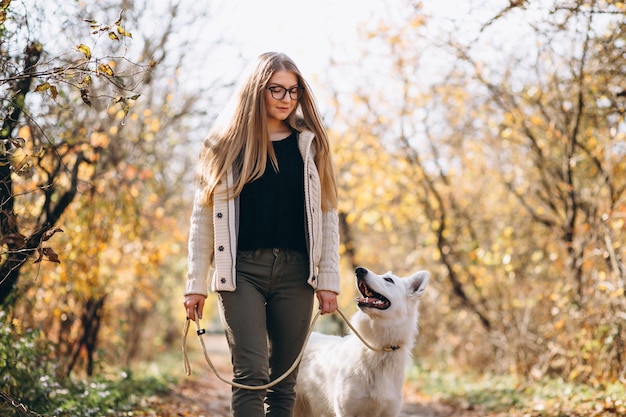 Vrouw met haar hond die in park loopt