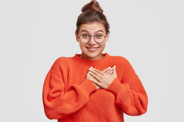 Gratis foto vrouw met haar in een broodje met een oversized trui