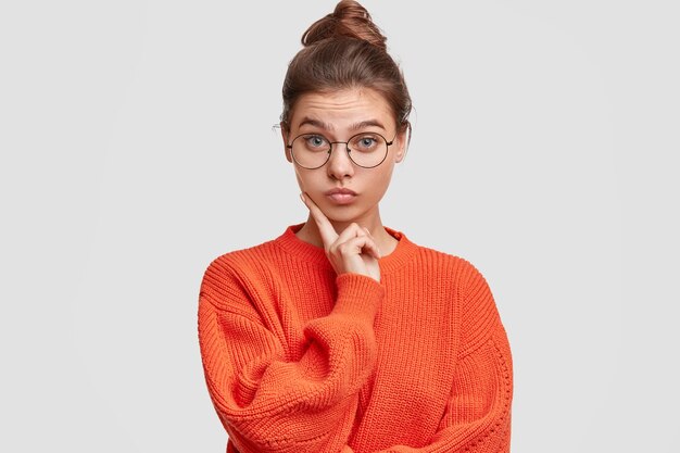 Vrouw met haar in een broodje met een oversized trui