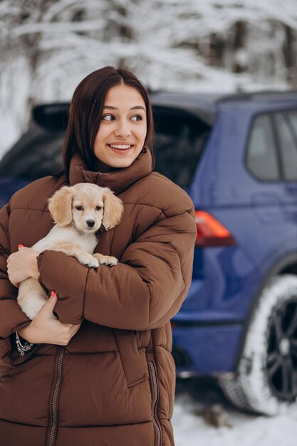 Vrouw met haar schattige hond bij de auto