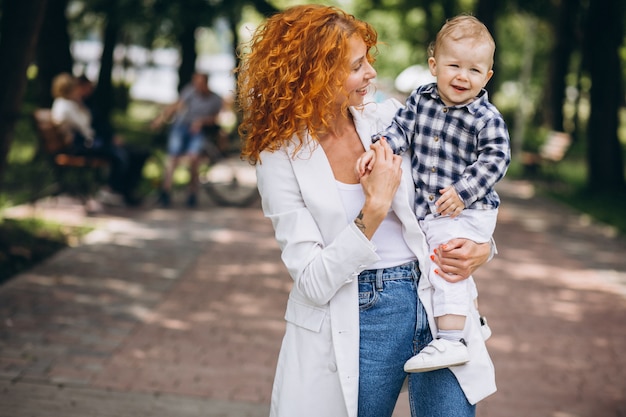 Vrouw met haar zoon die pret in park heeft