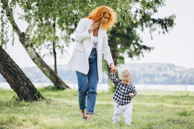 Gratis foto vrouw met haar zoon die pret in park heeft