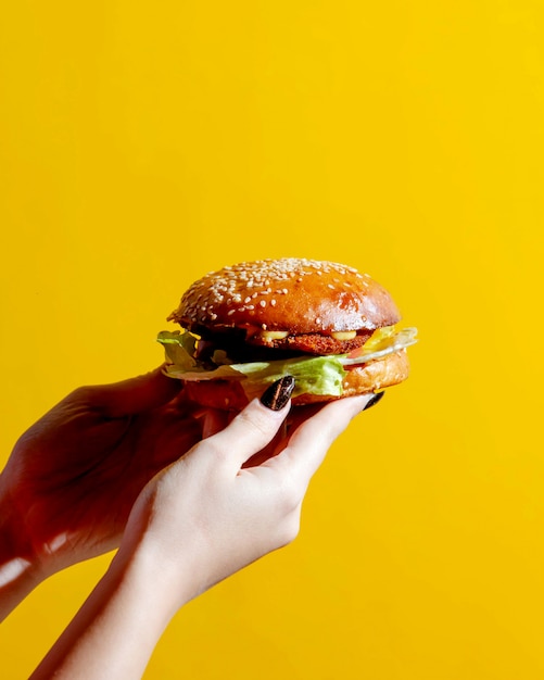 Vrouw met hamburger in haar handen