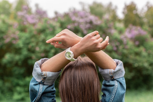 Gratis foto vrouw met handen boven het hoofd