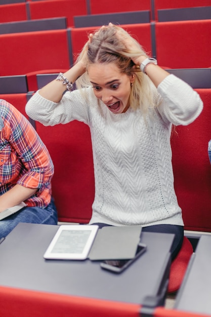 Gratis foto vrouw met hoofd en schreeuwen