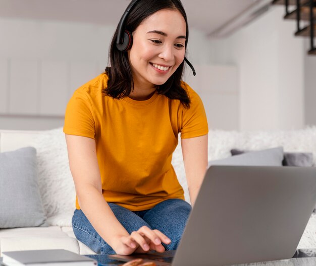 Vrouw met hoofdtelefoon voor videogesprek