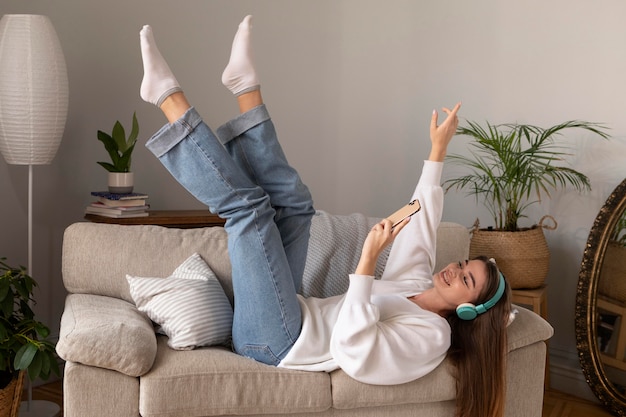 Vrouw met hoofdtelefoons en mobiel