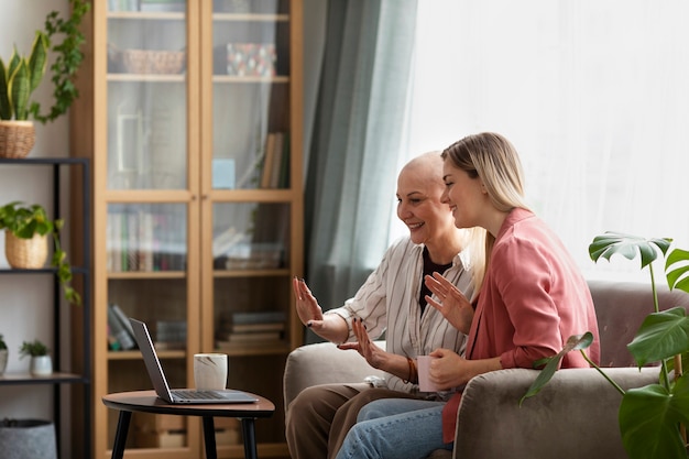 Vrouw met huidkanker die tijd doorbrengt met haar beste vriend