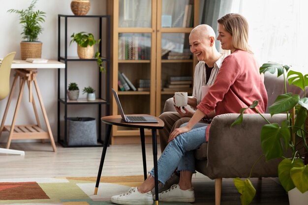 Vrouw met huidkanker die tijd doorbrengt met haar beste vriend