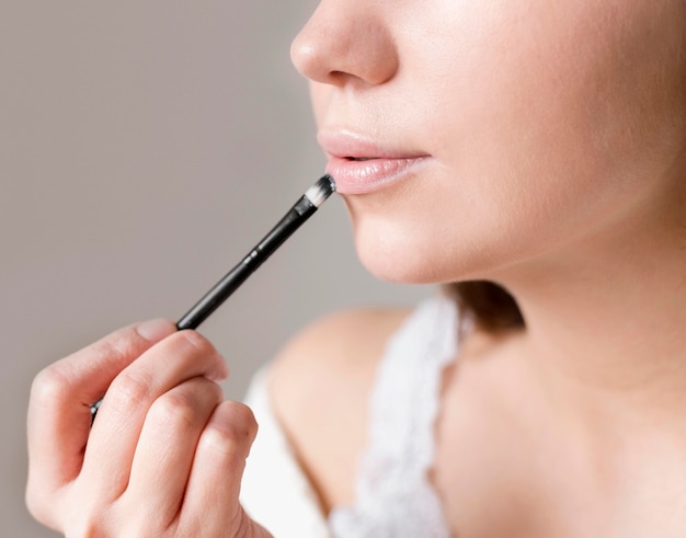 Gratis foto vrouw met huidskleur lippenstift