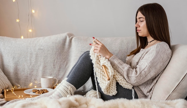 Gratis foto vrouw met hulpmiddelen voor breien