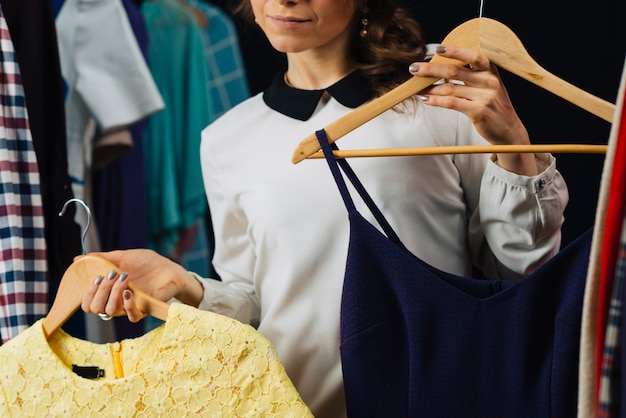 Vrouw met jurken in de winkel bijsnijden