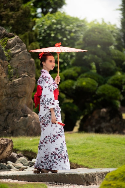 Gratis foto vrouw met kimono en wagasa-paraplu