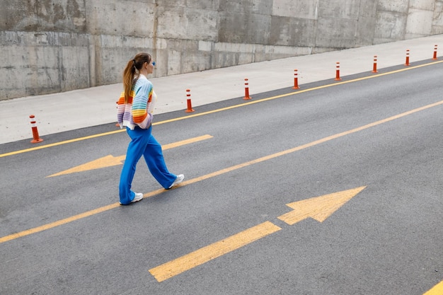 Vrouw met koffer die zich op de weg beweegt