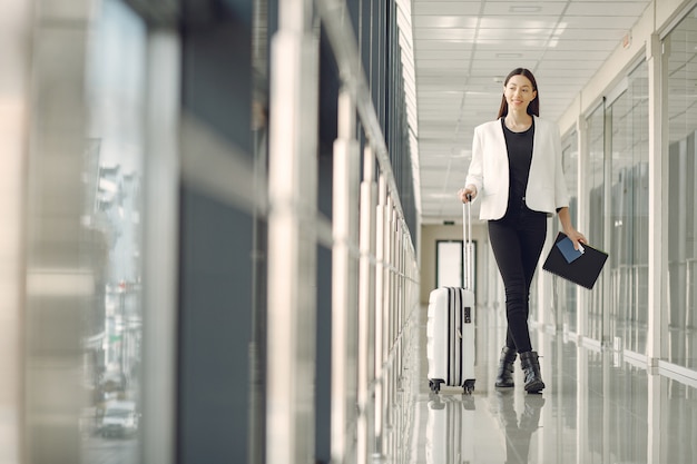 Vrouw met koffer op de luchthaven