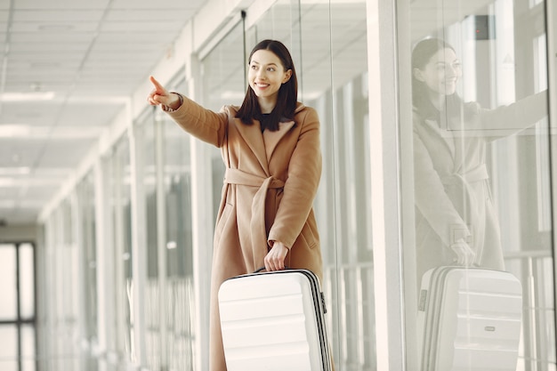 Vrouw met koffer op de luchthaven