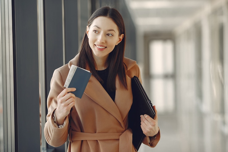 Gratis Foto vrouw met koffer op de luchthaven