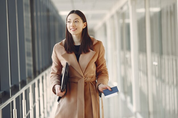 Vrouw met koffer op de luchthaven