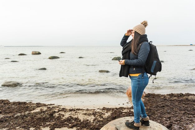 Vrouw met kompas die afstand bekijken