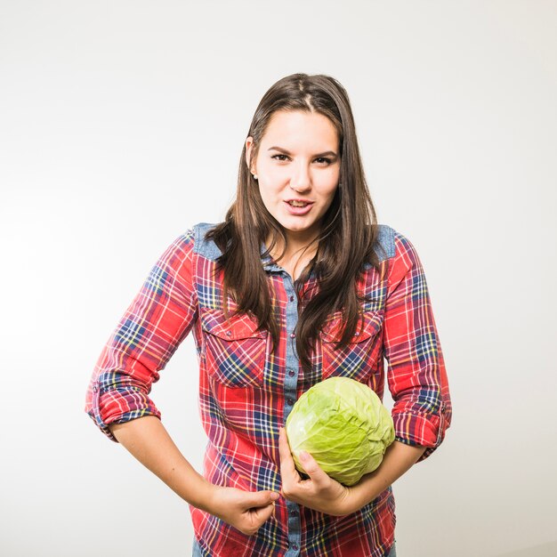 Vrouw met kool die machtshandgezicht toont