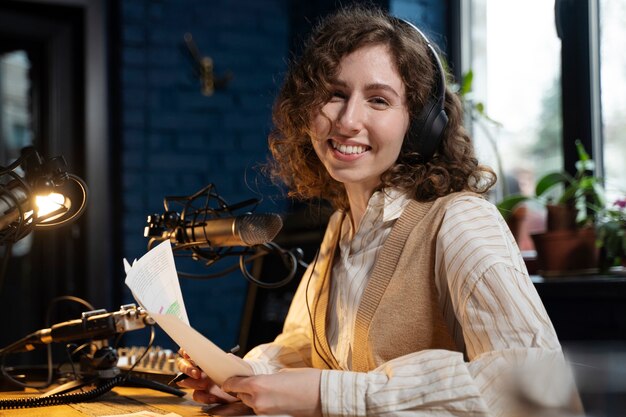 Vrouw met koptelefoon die een podcast draait