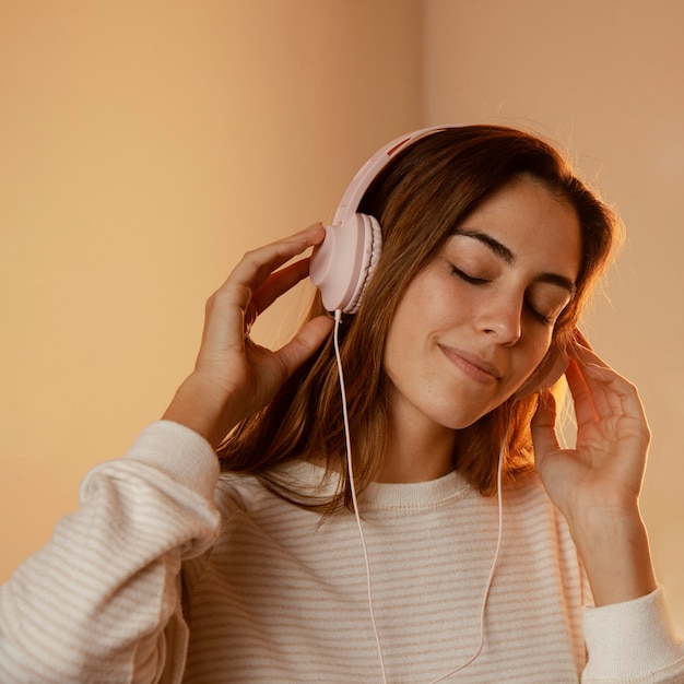 Vrouw met koptelefoon voor muziek thuis