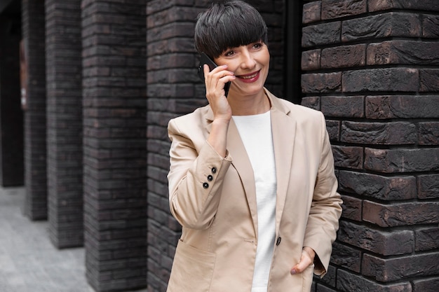 Vrouw met kort haar aan de telefoon