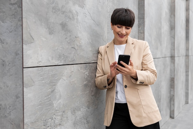 Gratis foto vrouw met kort haar buiten ontspannen relaxing