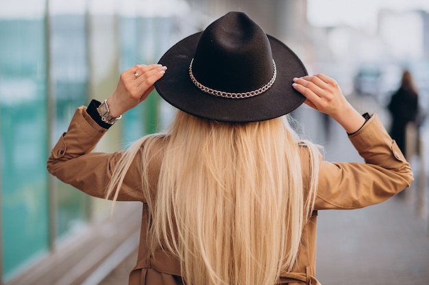 Gratis foto vrouw met lang blond haar dat zich met haar rug bevindt