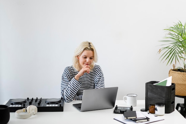 Vrouw met laptop die vanuit huis werkt