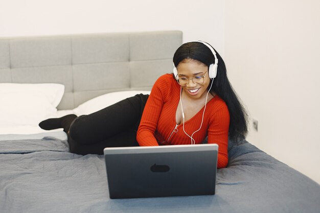 Vrouw met laptop op bed