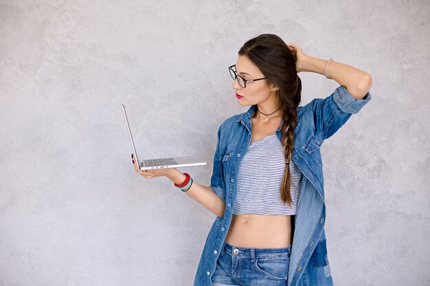 vrouw met laptop raakt haar met de hand